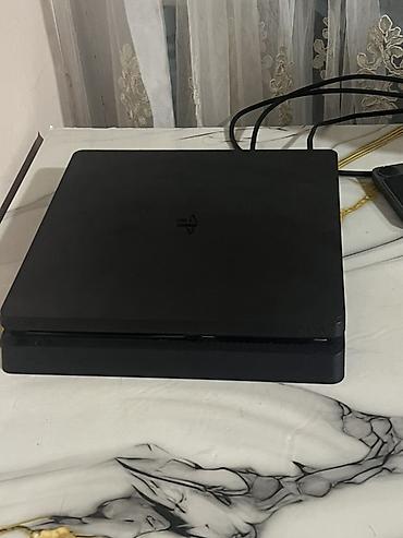 PS4 (Sony PlayStation 4): PlayStation 4 Slim (Praşifka) oyun konsolu -11.00 Jailbreak olunmuş — 2