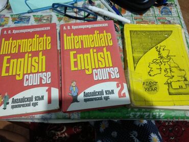 учебники английского языка: Продаются учебники по английскому красные языку 200с,жёлтая по 100с