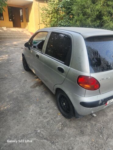 мини электромобиль: Компактный хэтчбек Daewoo Matiz серебристого цвета, идеально