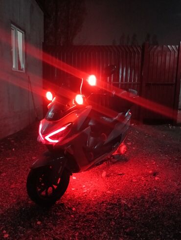 мото китайский: Скутер 165cc с доработками освещения и аксессуарами Характеристики и