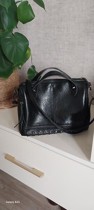 michael kors çanta qiyməti: Qara rəngli qadın çantası. Parlaq teksturalı materialdan hazırlanıb — 2