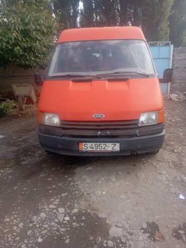 машина бусик: Ford Transit, красный микроавтобус/фургон с высоким крышей. Основные