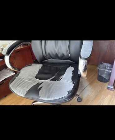 белый офисный стол: С колесиками, Рукояти не регулируются, Кожзаменитель