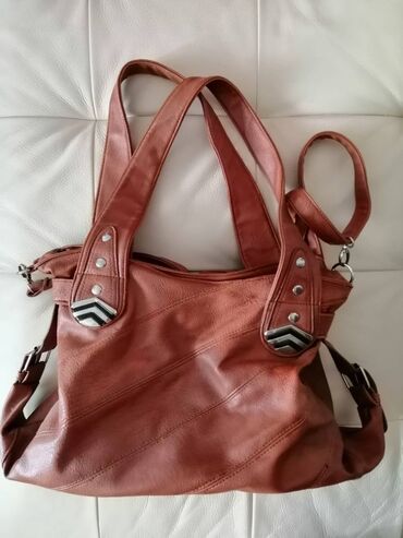 guess torbe male: Torba braon boje, br 6, dužina kaiša 60 cm, ima spolja 1 džep, unutra
