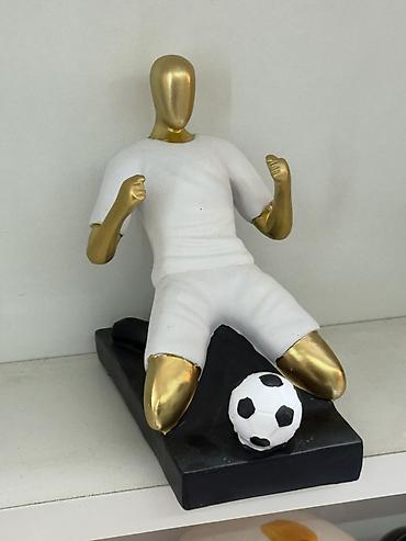 Darts: Şəffaf akril qutuda, daxili işıqlandırması olan futbolçu Osimehnin — 11