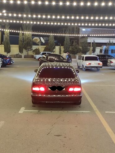 Mercedes-Benz: Mercedes-Benz E 200: 2 l | 2000 il Sedan — 5