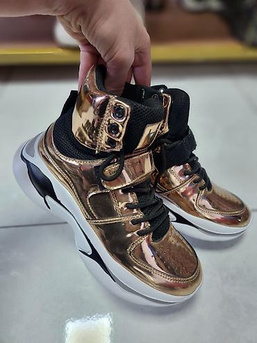 Кроссовки и спортивная обувь: Распродажа фирменных вещей много чего в наличии от 500с почти вся — 1