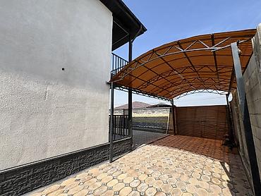 Продажа коттеджей и домов: Продается современный двухэтажный дом с закрытым двором. Участок: 4 — 17