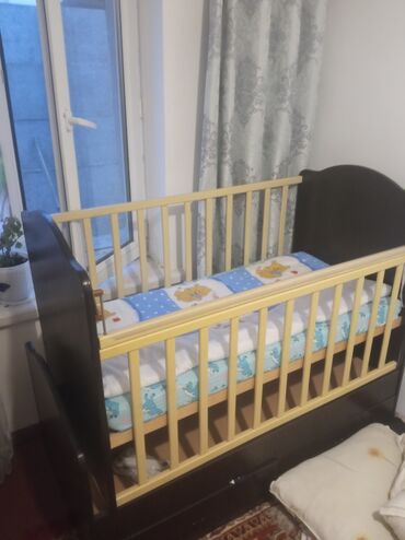 кровать для новорождённых: Детская кроватка, длина 123 см. ширина 63 см. высота 100 см. состояние