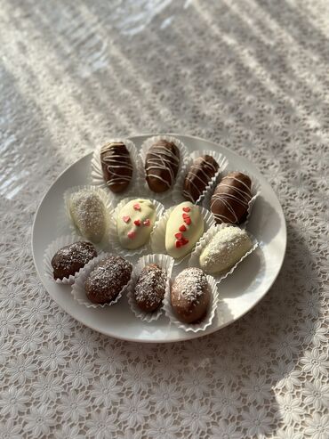 Кондитерские изделия, сладости: Королевские финики в бельгийском шоколаде в наличии и на заказ