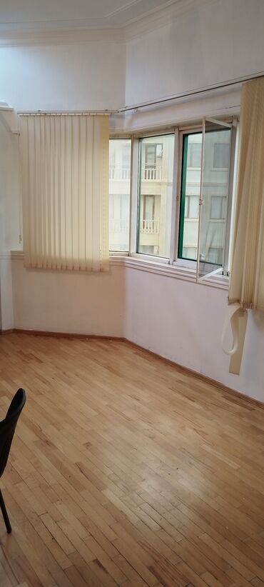 Ofislər: Elmlər metrosunun yaxınlığında yerləşən 160 kv.m sahəsi olan 6 otaqlı — 2