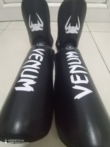 Borilački sportovi: Venum boxing kit includes 14 oz black boxing gloves with gold and — 8