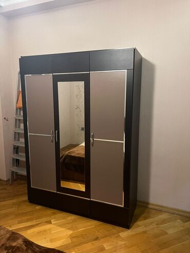 islenmis dolab: İşlənmiş, Açılan, 3 qapılı Düz dolab, Dolab-asılqan