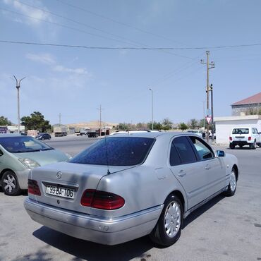 Mercedes-Benz: Mercedes-Benz E-Class: 2.2 l | 1998 il Sedan — 3