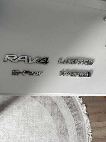 chip gps: Комплект оригинальных эмблем для Toyota RAV4 Hybrid (E-Four — 1