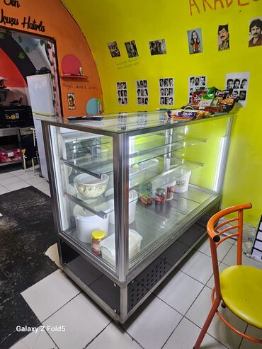 tort soyuducusu: Tort ucun vitrin soyuducu satilir 900azn📍ölcu 1.50.Hec bir problemi