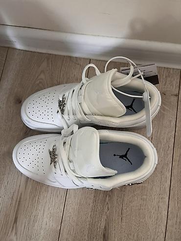 Спорттук бут кийим: Эркектердин кроссовкасы, 38.5, Air Jordan, Жаңы, түсү - Ак, Өзү алып кетүү, Акылуу жеткирүү — 2