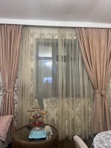 Vazalar: Pəncərəyə asmaq üçün nəzərdə tutulmuş pərdə dəsti. Dəstə iki ədəd
