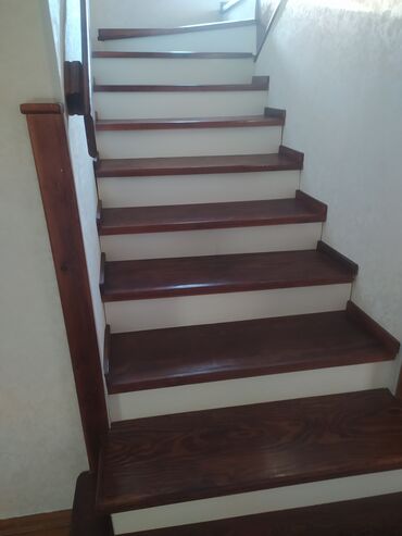 Деревянные лестницы: Деревянная лестница с окрашенными ступенями и белыми балясинами — 18