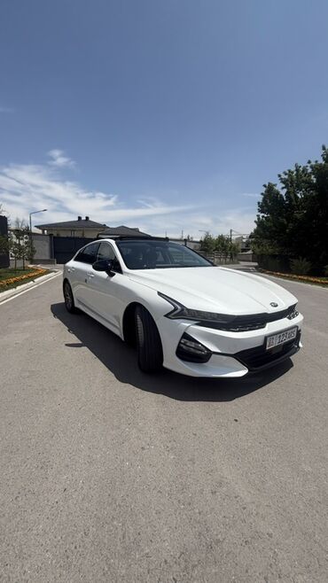 набор ключ для машины: Белый седан Kia K5, оснащенный черной панорамной крышей и черными