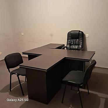 Ofis dəst mebeli: Ofis mebel dəsti - Qaranlıq taxta rəngində L- və T-formalı böyük iş — 1