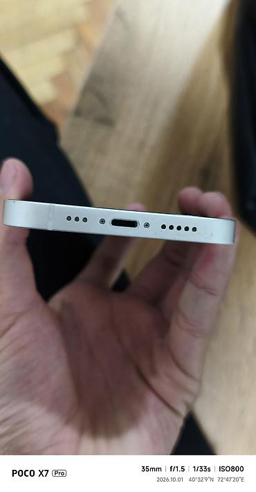 Apple iPhone: IPhone 13 mini, белый цвет. Компактный корпус с плоскими гранями — 5