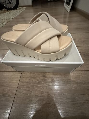 обувь на девочку: Продаю босоножки, 37й размер, Италия, фирмы Tamaris, кожа. Очень