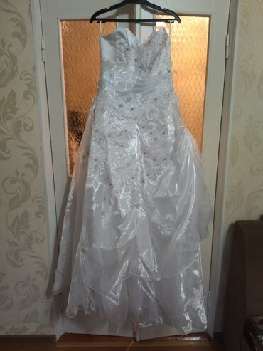 платье белая: Продаю красивое, пышное свадебное платье. Размер регулируется