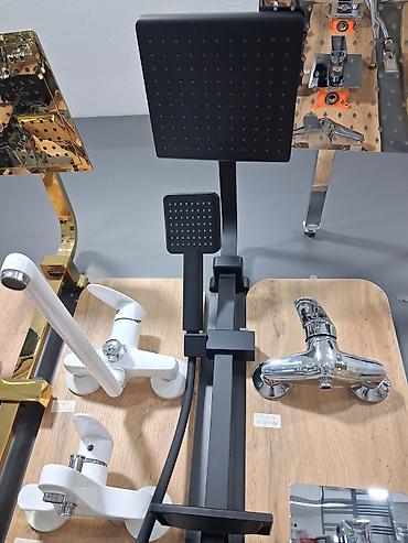 dispensor: Tusu desdi isdayaq qizili qara kefiyetli mehusul kvadrat — 1