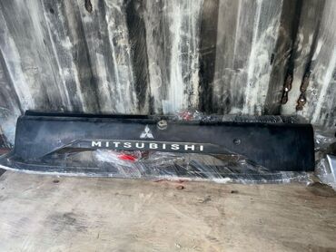 черный mitsubishi: Решетка радиатора Mitsubishi 2001 г., Б/у, Оригинал, ОАЭ