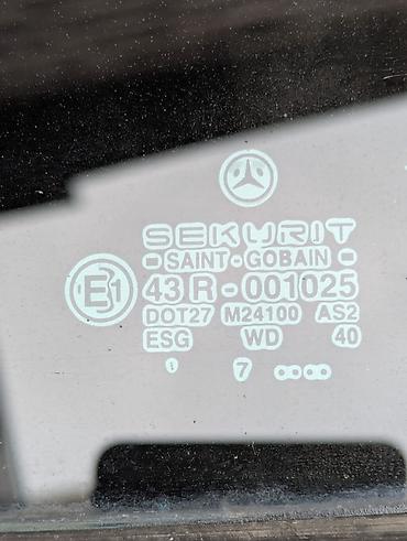 e 302: Задняя правая форточка (треугольное боковое стекло) для Mercedes-Benz — 2