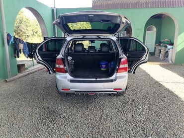Kia: Kia Sorento, gümüşü rəng, 5 qapılı SUV. Əsas xüsusiyyətlər: - Güclü — 3