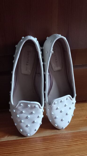 женская обувь размер 36 37: Балетки белые
Bershka