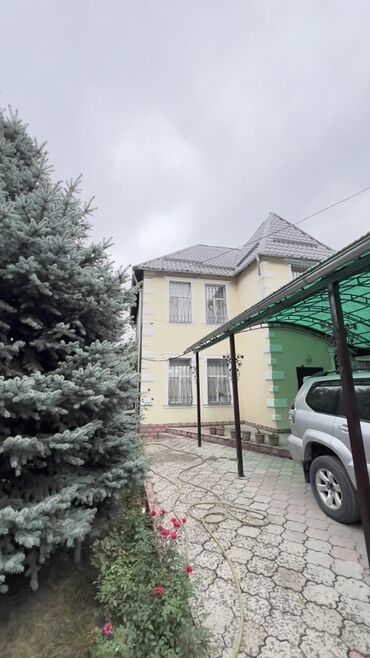 дома в манасе: Двухэтажный дом с благоустроенным двором и большим навесом для авто. -