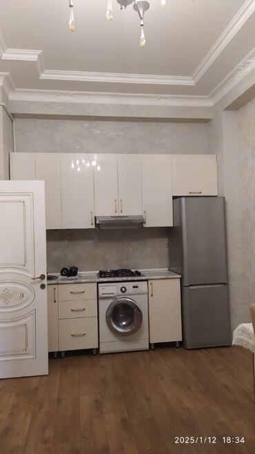 Uzunmüddətli kirayə mənzillər: Mənzil 2-otaqli studiya mənzildir, tam təmirli və tam əşyalidir. Evdə — 5