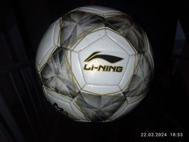 мячи для футбола: Мяч для футбола фирмы lining состояние отличное, почти новый