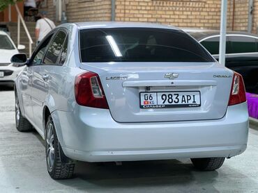 Chevrolet: Chevrolet Lacetti – это комфортабельный седан серебристого цвета