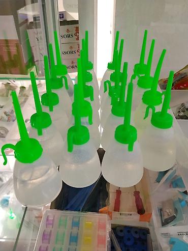 Пластиковые бутылки-дозаторы с длинным носиком и крючком для at lalafo.kg Пластиковые бутылки-дозаторы с длинным носиком и крючком для