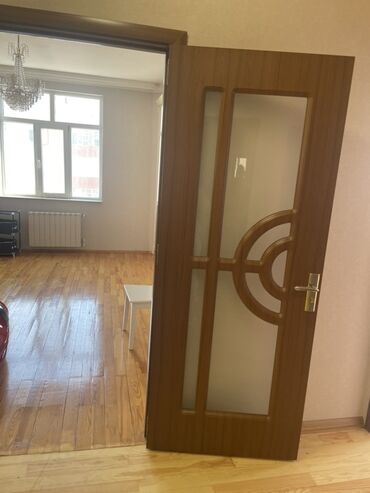 Bunker qapıları: Taxta rəngli qapı, otaqlar arasında keçid üçün nəzərdə tutulmuşdur