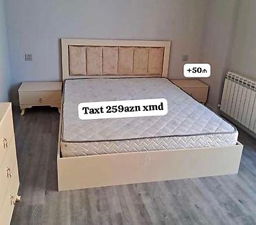 Taxt dəsti – klassik krem rəngində, yumşaq başlıqla. Başlıq paneli