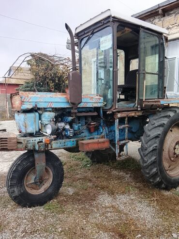 Traktorlar: Kənd təsərrüfatı üçün tək kabinalı təkərli traktor Xüsusiyyətlər: - — 12