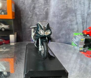 Avtomobil modelləri: Коллекционная модель Triumph Daytona 955i dark Green 1997 Welly Scale — 7