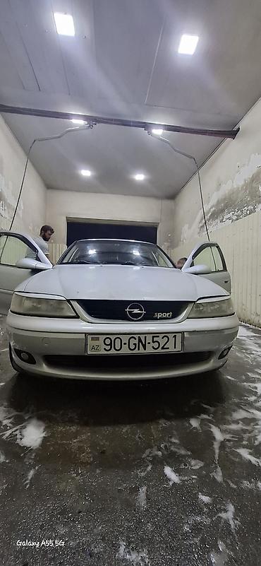 opel omega: Opel Vectra Sport sedan, gümüşü rəngdə avtomobil. Ön, arxa kamera — 1