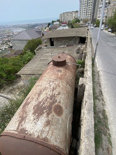 Baklar və çənlər: Salam. 8-10 tonluq qalın dəmirdən su çəni satılır. Bakıdadır. Qiymət — 8
