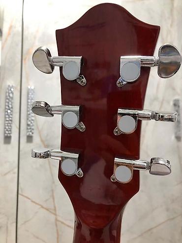 Гитары: Акустическая гитара формата дредноут с вырезом (cutaway), окраска — 3