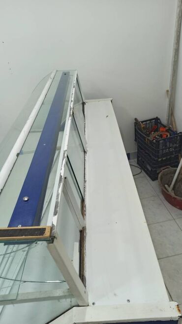 Soyuducu vitrinləri: Soyuducu işlək vəziyyətdədir. Temperatur dərəcə ilədi — 8