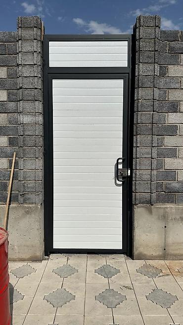 Распашные ворота: Металлические распашные ворота с калиткой (модульные панели) - — 16