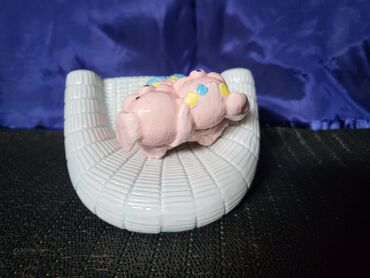 Ostali kućni dekor: Porcelanska nova sparkasa,ukras,vintaz. Visina. 10cm — 8