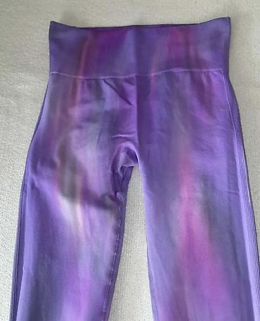 odece: Ženske sportske helanke – tie-dye ljubičaste - Model: bešavne — 1