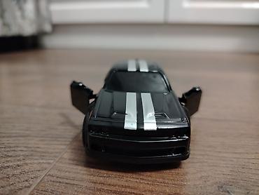 Məhsul: Metal model maşın – Dodge Challenger (qara), sport zolaqları